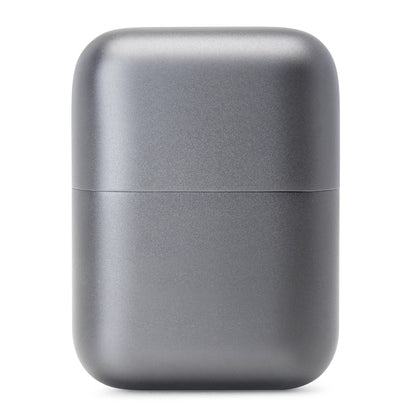 Mini-barbermaskine i metallisk grå, IPX7, 3 bevægelige skær, USB-C, kompakt rektangulært design med afrundede hjørner.