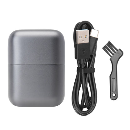 Grå mini-hårklipper med 3 skær, IPX7, USB-C, inklusive USB-C-kabel og rensebørste.