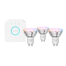 Philips Hue White and Color Ambiance-startpakke med 3 GU10-pærer og Bridge med blå lysende ring.
