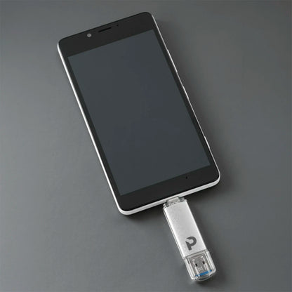 Sølvfarvet 16 GB Plexgear USB-nøgle med USB-C, USB-A og udtrækkeligt stik til tilslutning til en smartphone.