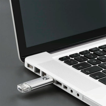 Sølvfarvet 16 GB Plexgear USB-nøgle med USB-C og USB-A tilsluttet en bærbar computer.
