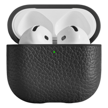 Woolnut læderetui til AirPods 5 i sort med AirPods indeni og grøn statuslampe.