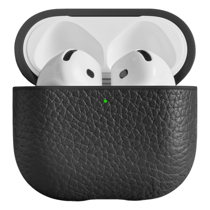 Woolnut læderetui til AirPods 5 i sort med AirPods indeni og grøn statuslampe.