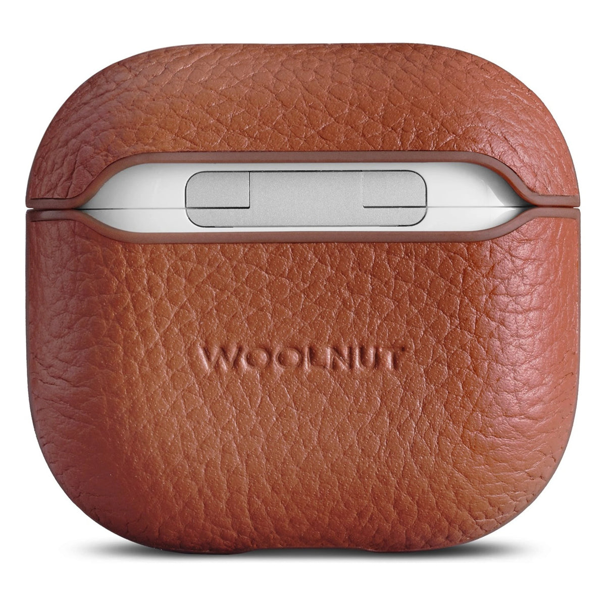 Woolnut læderetui til AirPods 5 i cognacfarvet fuldkornet læder med sølvfarvet hængsel og præget logo på forsiden.