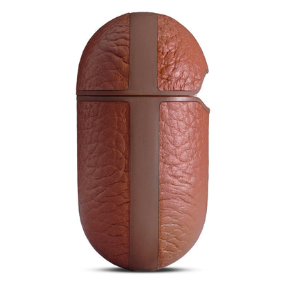 Woolnut læderetui til AirPods 5 i cognacfarve med mørkebrun midterstribe.