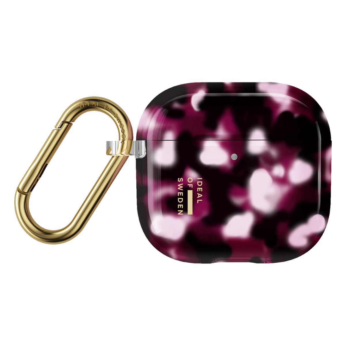 IDeal of Sweden gennemsigtigt etui til AirPods 4. generation i farven Cherry Crush med mørkerødt og hvidt abstrakt mønster og guldkarabinhage.