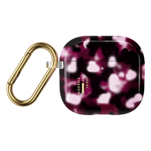 IDeal of Sweden gennemsigtigt etui til AirPods 4. generation i farven Cherry Crush med mørkerødt og hvidt abstrakt mønster og guldkarabinhage.