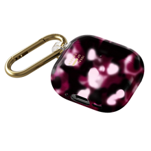 IDeal of Sweden gennemsigtigt etui til AirPods 4. generation, Cherry Crush med mørkt kirsebærfarvet mønster og guldfarvet karabinhage.