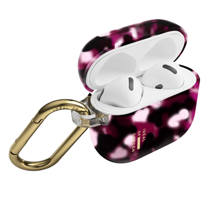 IDeal of Sweden gennemsigtigt etui til AirPods 4. generation, Cherry Crush med lilla og hvidt kirsebærmønster og guldfarvet karabinhage.