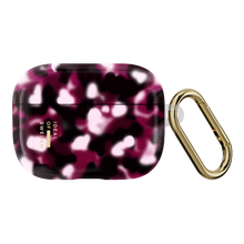 IDeal of Sweden gennemsigtigt etui til AirPods Pro 3, Cherry Crush, lilla og sort mønster med guldkarabinhage.