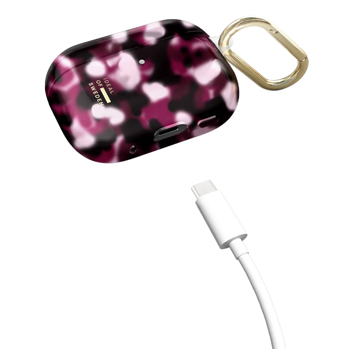 IDeal of Sweden etui til AirPods Pro 3, Cherry Crush med kirsebærfarvet camouflagemønster, guldkarabinhage og USB-C-kabel.