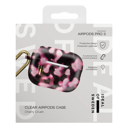 IDeal of Sweden gennemsigtigt etui til AirPods Pro, Cherry Crush, med guldkarabinhage i emballagen.