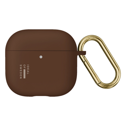 Brunt silikoneetui til AirPods Gen 4/5 i farven Mocha Mousse med guldfarvet metalkarabinhage.