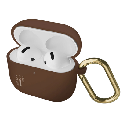 IDeal of Sweden silikoneetui til AirPods Gen 4/5 i farven Mocha Mousse med guldkarabinhage.