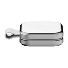 Linq 2-i-1 sammenklappelig trådløs MagSafe-oplader til iPhone, Apple Watch og AirPods med silikonestropper på siden.