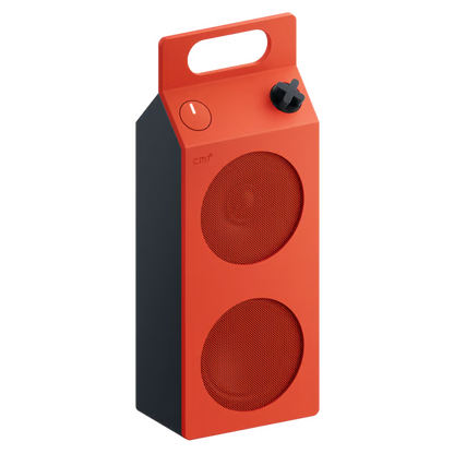 Nothing CMF Speaker M – bærbar Bluetooth-højttaler i orange og mørkegrå med to runde gitre, håndtag, knap og sort drejeknap.