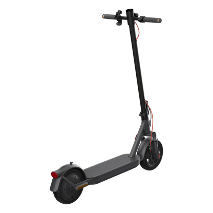 Sort Xiaomi Electric Scooter Elite NE elløbehjul, 20 km/t med rødt bremsekabel, baglygte og reflekser på hjulene.