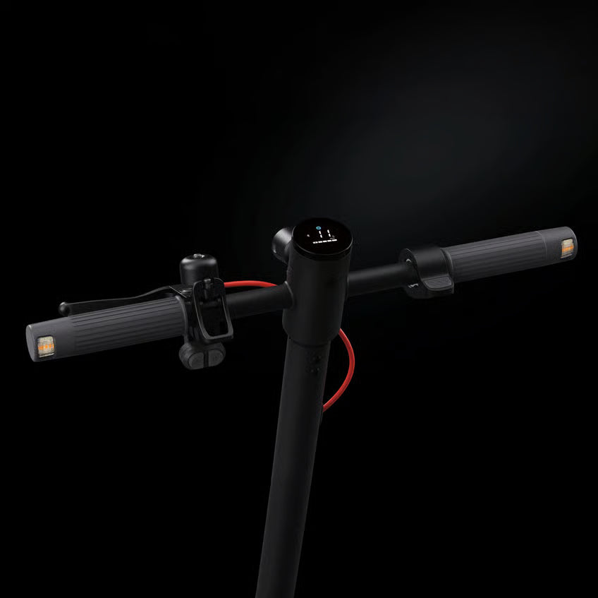 Styret på Xiaomi Electric Scooter Elite NE med digitalt display, ringeklokke, gashåndtag og lys ved håndtagene.