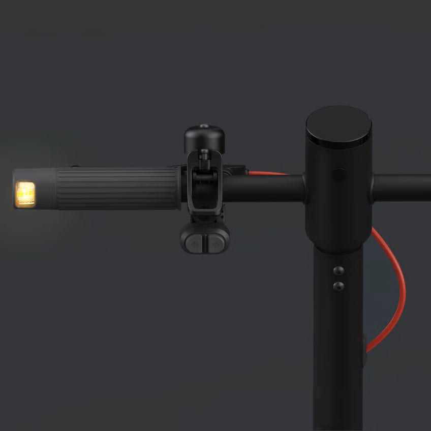 Få styr på Xiaomi Electric Scooter Elite NE med ringeklokke, bremsearm og lysende blinklys på venstre håndtag.