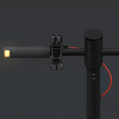 Få styr på Xiaomi Electric Scooter Elite NE med ringeklokke, bremsearm og lysende blinklys på venstre håndtag.