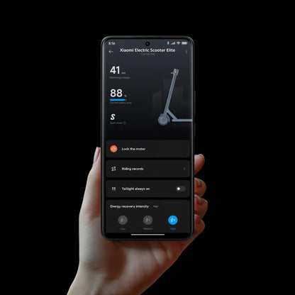 Smartphone med app’en Xiaomi Electric Scooter Elite NE, der viser indstillinger for rækkevidde, batteri og motorlås.