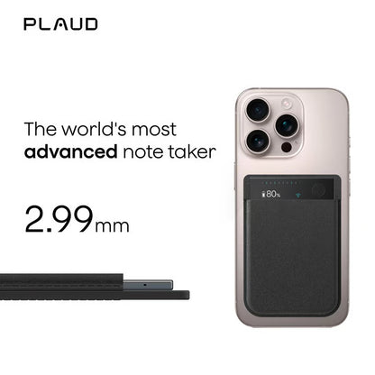 Sort PLAUD Note Pro AI-diktafon monteret på bagsiden af en smartphone, set fra siden og bagfra.