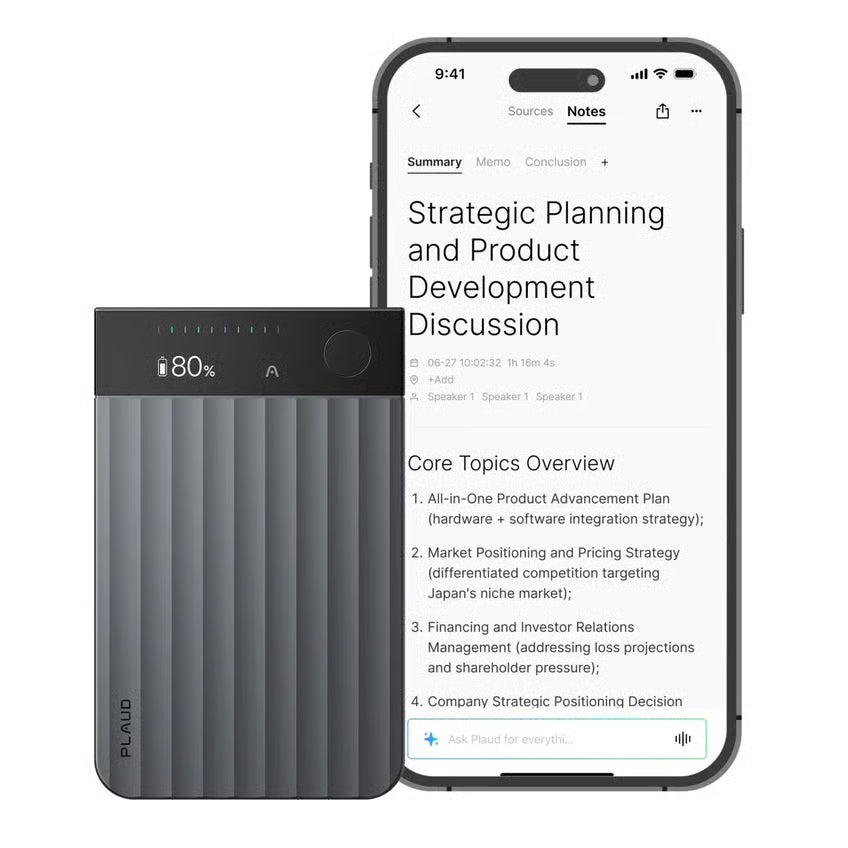 Sorter PLAUD Note Pro AI-diktafon ved siden af din smartphone med transskriberet møderesumé.