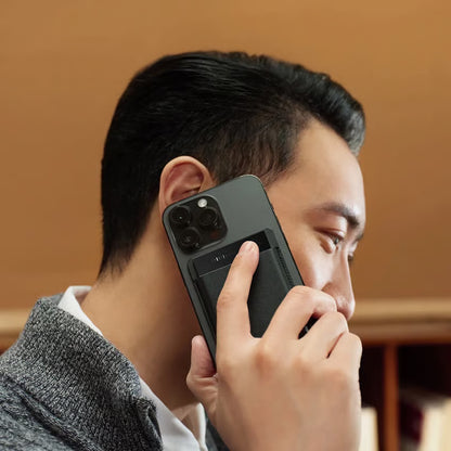 Sort PLAUD Note Pro AI-diktafon med transskription, der monteres på bagsiden af en smartphone.