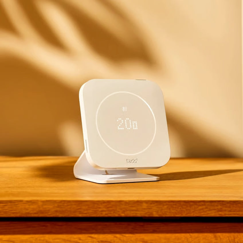 Tado° trådløs temperatursensor, 2. generation, på stativ med numerisk temperaturvisning.