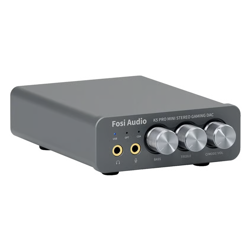 Grå Fosi Audio K5 Pro gaming-DAC og hovedtelefonforstærker med tre sølvknapper, to lydudgange, 24-bit DAC og statuslampe.