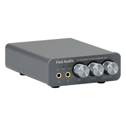 Grå Fosi Audio K5 Pro gaming-DAC og hovedtelefonforstærker med tre sølvknapper, to lydudgange, 24-bit DAC og statuslampe.