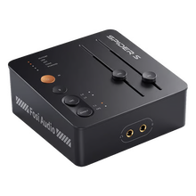 Sort Fosi Audio C3 gaming-lydkort og DAC med hovedtelefonforstærker, to lydstyrkeknapper, knapper og to jackstik.