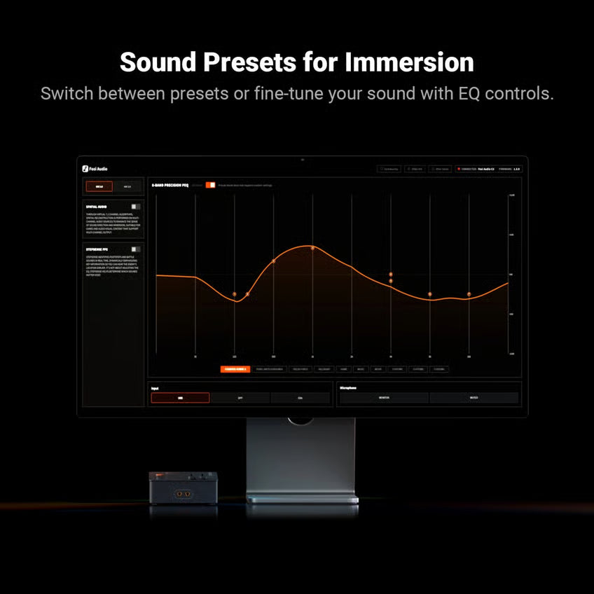 Fosi Audio C3 gaming-lydkort, DAC og hovedtelefonforstærker ved siden af skærmen med software-equalizer.