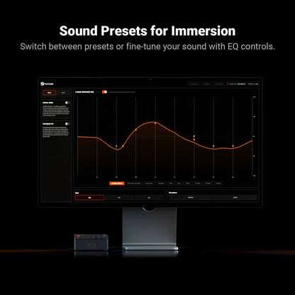 Fosi Audio C3 gaming-lydkort, DAC og hovedtelefonforstærker ved siden af skærmen med software-equalizer.