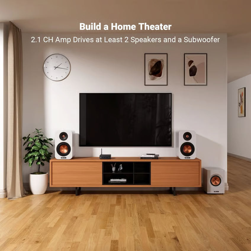 Fosi Audio BT30D Pro 2.1-forstærker med Bluetooth og 48 V, tilsluttet to højttalere og en subwoofer på et mediemøbel.