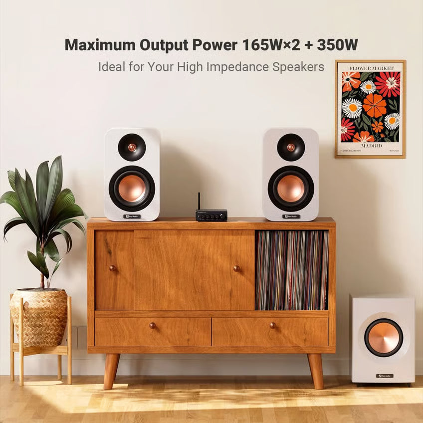 Fosi Audio BT30D Pro 2.1-forstærker, Bluetooth, 48 V, placeret mellem højttalerne med passiv subwoofer og 165 W + 350 W tekst.