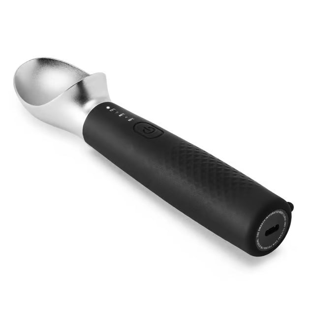 Opvarmet isskovl med sølvfarvet metalhoved, sort skaft, 3 varmeniveauer, 2600 mAh, tænd-knap og USB-C-port.