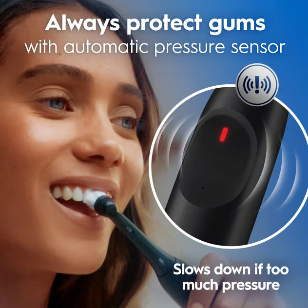 Oral-B iO Series 2 elektrisk tandbørste i farven Night Black med tryksensor, rejseetui og rød trykindikator.