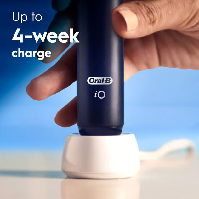 Oral-B iO Series 2 elektrisk tandbørste i farven Night Black med tryksensor, rejsetui og oplader med teksten Op til 4 ugers batteritid.