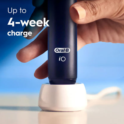 Oral-B iO Series 2 elektrisk tandbørste i farven Night Black med tryksensor, rejsetui og oplader med teksten Op til 4 ugers batteritid.