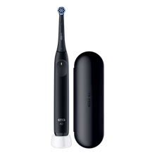 Oral-B iO Series 2 elektrisk tandbørste i farven Night Black med tryksensor, rundt børstehoved, oplader og rejseetui.