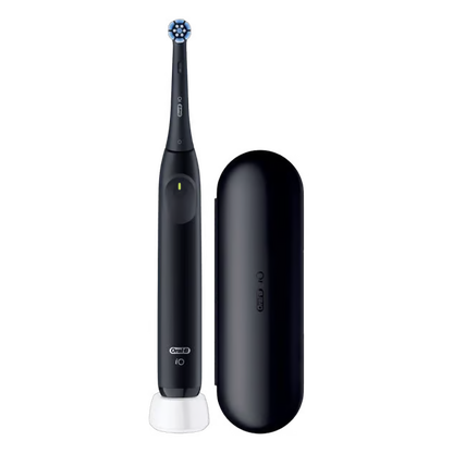 Oral-B iO Series 2 elektrisk tandbørste i farven Night Black med tryksensor, rundt børstehoved, oplader og rejseetui.