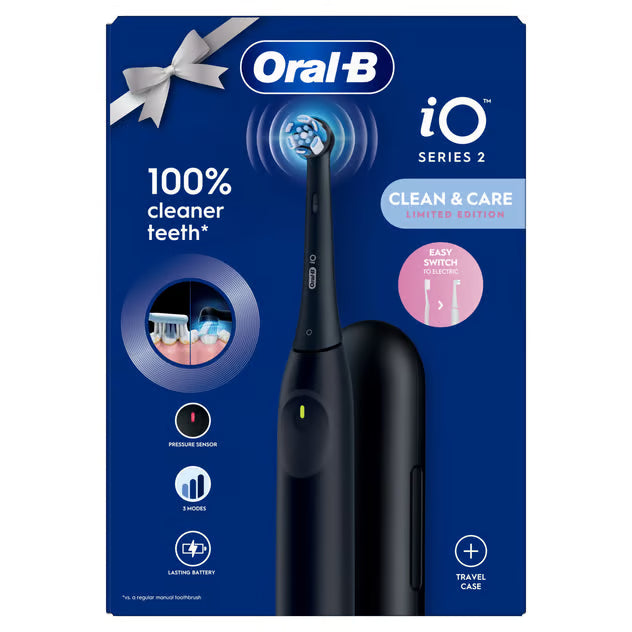 Oral-B iO Series 2 elektrisk tandbørste i farven Night Black med rundt børstehoved, tryksensor, rejseetui og emballage.