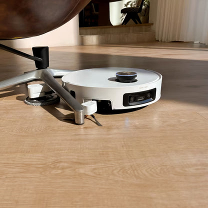 Hvid Dreame X60 Pro Ultra – komplet robotstøvsuger med moppe og ProLeap-system på trægulvet under stolen.