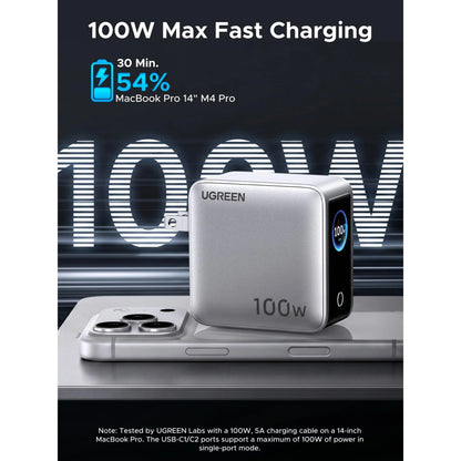 Ugreen Nexode Pro 100 W GaN-oplader med 4 porte og et smart display, der vises på en smartphone.
