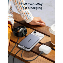 Ugreen MagFlow Air MagSafe-powerbank 10.000 mAh, Qi2 15 W, indbygget USB-C-kabel 30 W, grå, oplader smartphone, øretelefoner og ur.