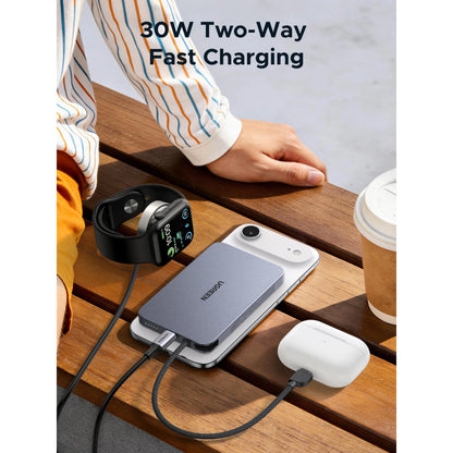 Ugreen MagFlow Air MagSafe-powerbank 10.000 mAh, Qi2 15 W, indbygget USB-C-kabel 30 W, grå, oplader smartphone, øretelefoner og ur.