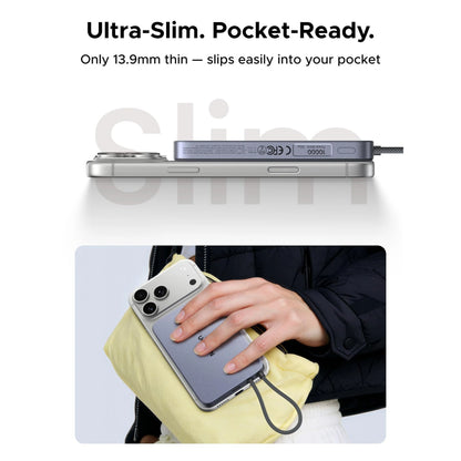 Grå Ugreen MagFlow Air MagSafe-powerbank på 10.000 mAh med integreret USB-C-kabel, monteret på en iPhone og i en gul pose.