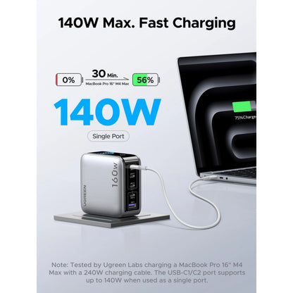 UGREEN Nexode Pro 160 W GaN-oplader i farven Starlight Grey med 5 porte tilsluttet bærbar computer med opladningsgrafik.