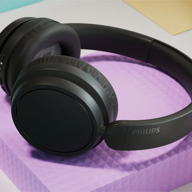 Sorter Philips 5000-serien trådløse over-ear-hovedtelefoner med Bluetooth 5.3, polstret hovedbøjle og ørekopper.